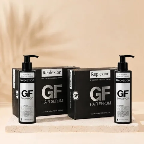 Double coffret GrowthFactor : deux boîtes de sérum capillaire et deux flacons de shampoing à pompe sur un plateau en pierre